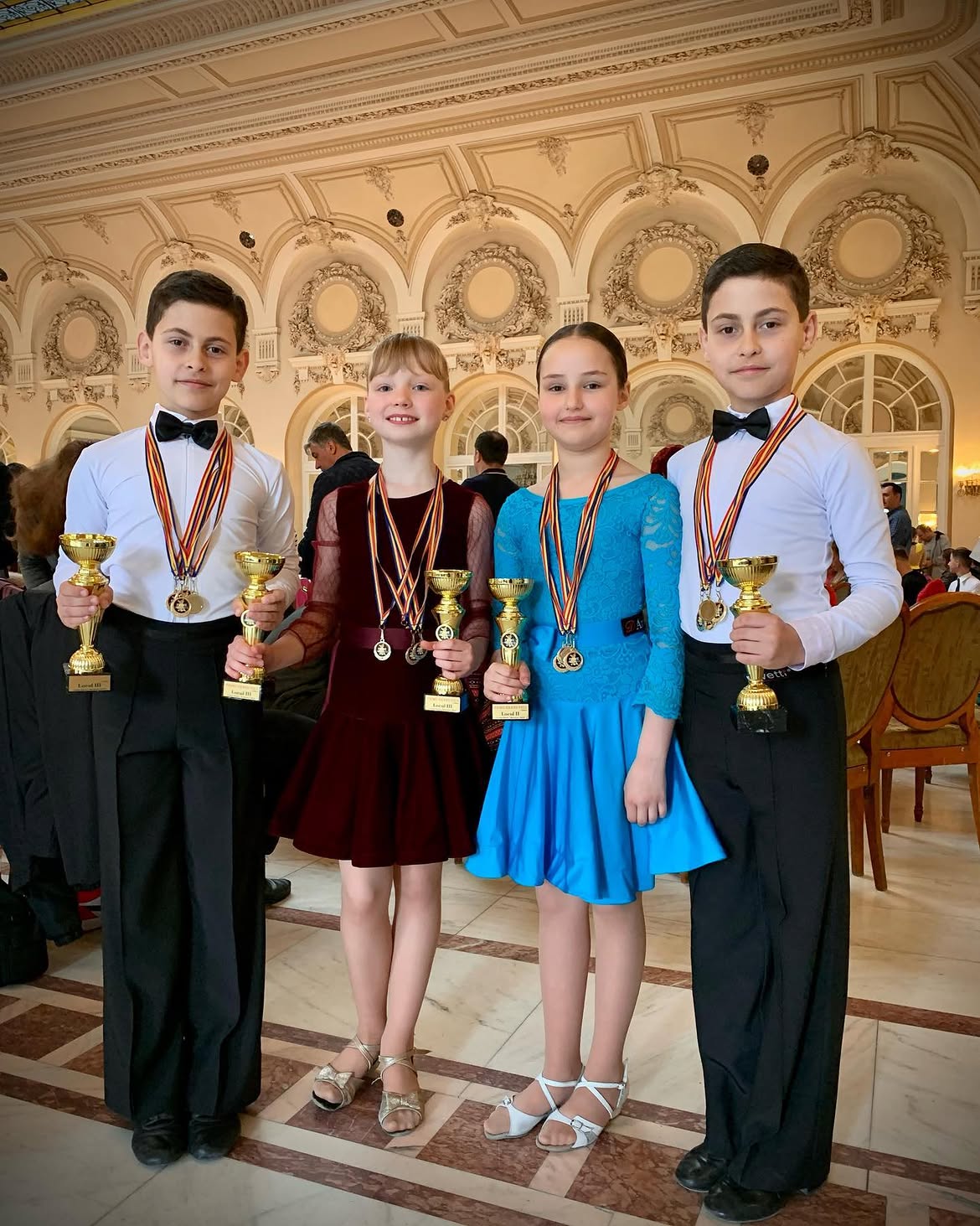 Команда QuickStep с кубками и медалями